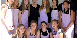 Die groep flukse kelnerinne en kelner saam met Sandra Prinsloo, 4de van links (Foto: Luzaan Botha)  